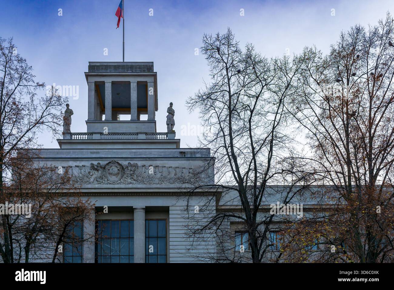 Vista ravvicinata della facciata e della torre dell'ambasciata russa su Unter den Linden a Berlino, Germania. Foto Stock