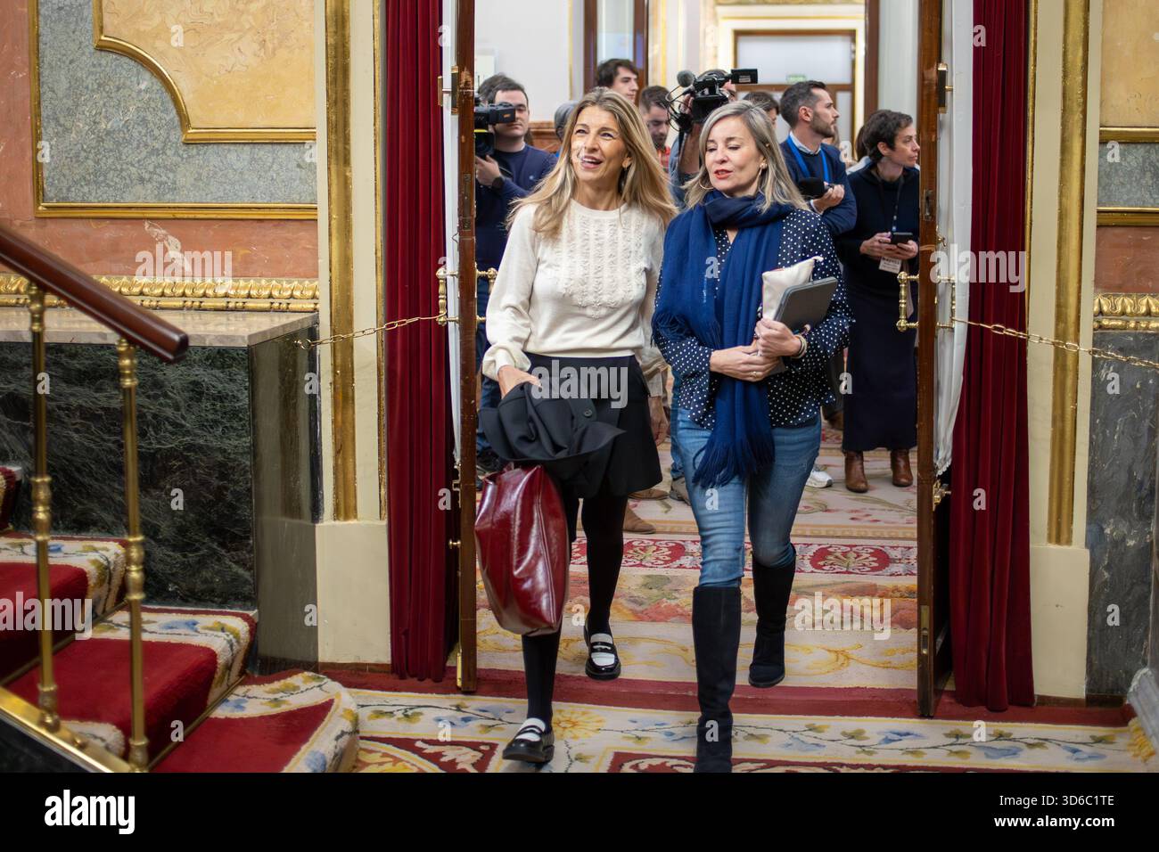 Madrid, Spagna. 19 novembre 2025. Yolanda Díaz, secondo Vice Presidente e Ministro del lavoro e dell'economia sociale partecipa alla sessione plenaria del Congresso. (Foto di David Canales/SOPA Images/Sipa USA) credito: SIPA USA/Alamy Live News Foto Stock