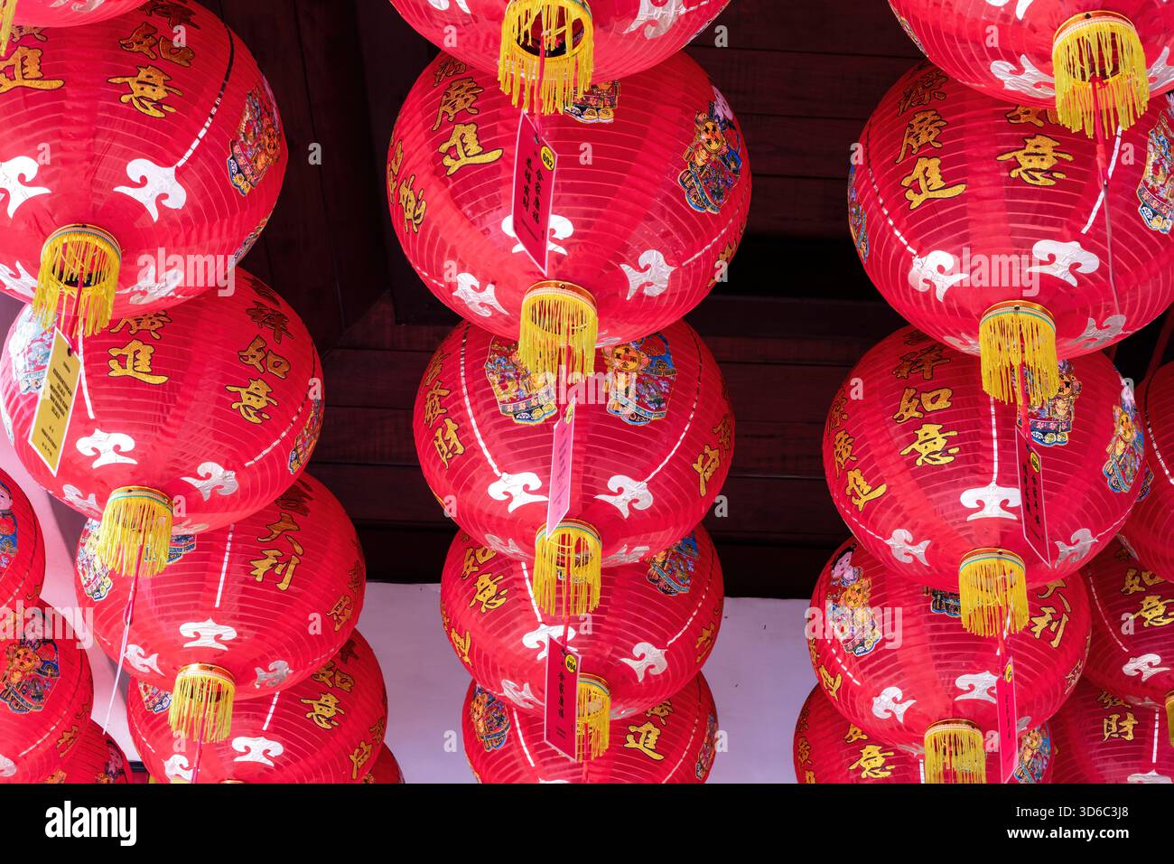Lanterne di carta cinesi decorate in rosso, appese al soffitto nel tempio Tempat Ibadat Tridharma a Singaraja, Bali, Indonesia. Foto Stock