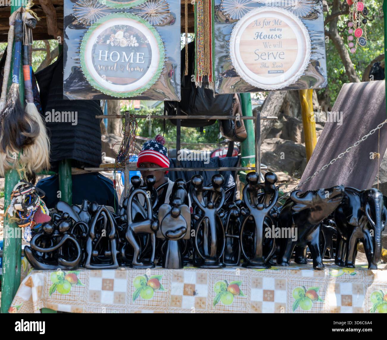 Le sculture africane in pietra di sapone sono opere d'arte scolpite a mano nel piccolo mercato di Kisumu, Kenya Foto Stock