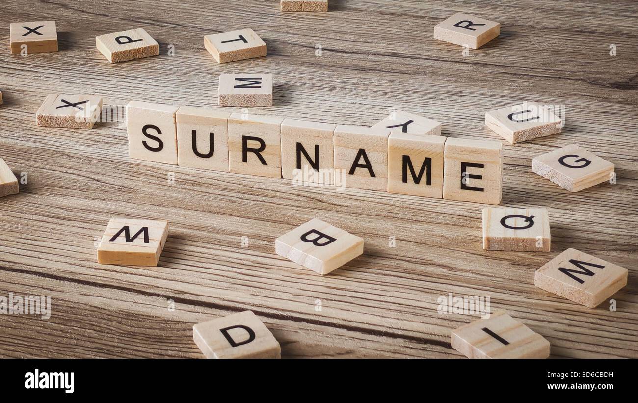 COGNOME Word scritto con blocchi di legno che rappresentano il nome di famiglia, l'identità e la genealogia personale Foto Stock