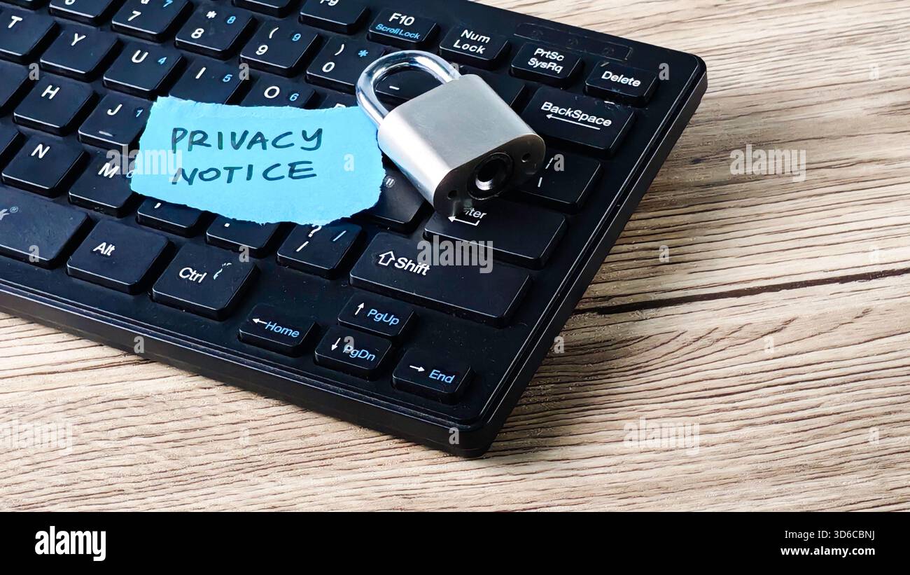 Concetto di informativa sulla privacy con lucchetto sulla tastiera che rappresenta la sicurezza dei dati, la riservatezza e la protezione digitale Foto Stock