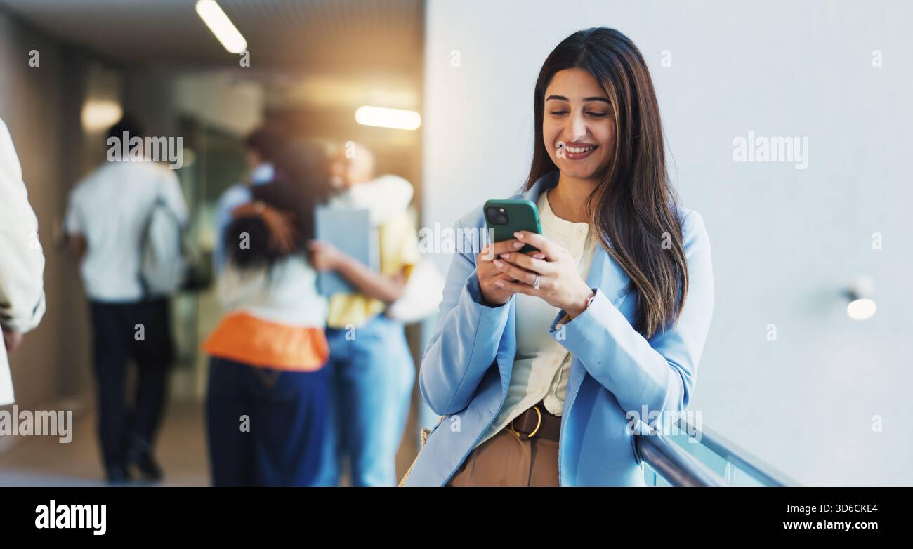 Università, studentessa e donna con cellulare, sorriso ed e-mail per i risultati dei test, Internet e digitazione. Divertente, college e persona con smartphone, più in alto Foto Stock