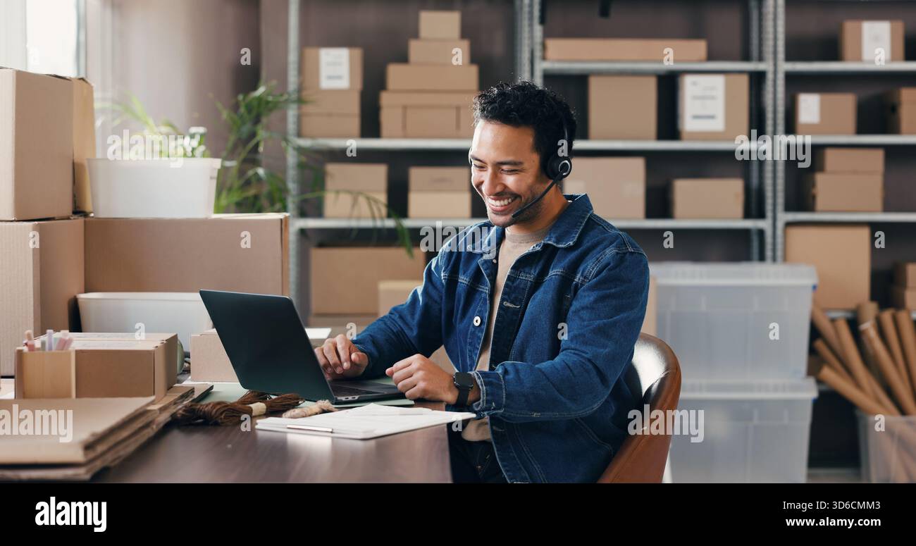 Auricolare, distribuzione e uomo in ufficio con computer portatile per l'assistenza clienti, informazioni sugli ordini e spedizione. Logistica, computer e lavoratore felice con microfono per Foto Stock