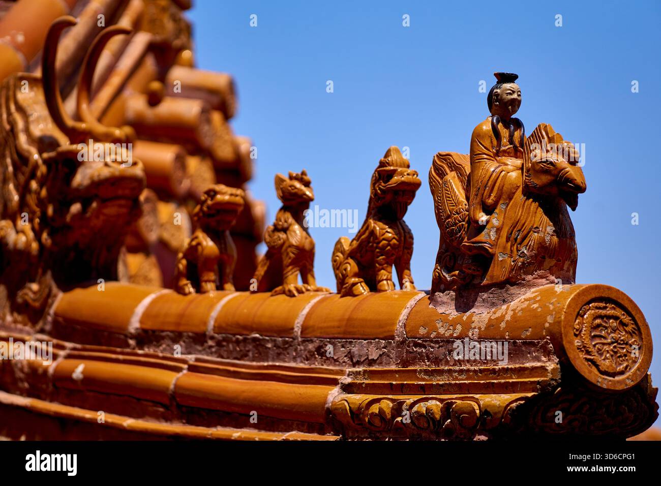 Palazzo d'Estate a Pechino, Cina - primo piano delle figure dei guardiani sul tetto intorno al padiglione settentrionale di Zongyin Foto Stock