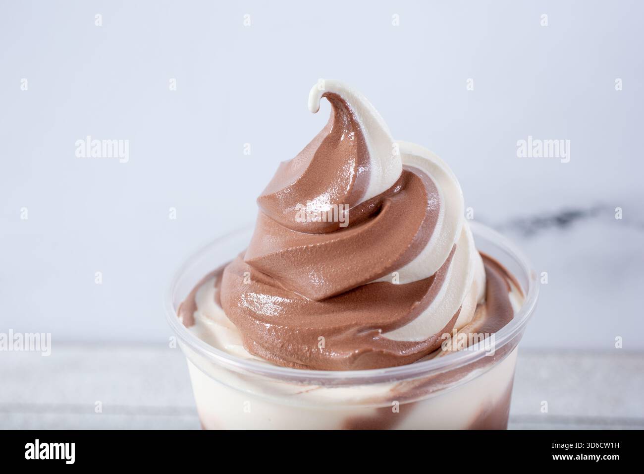 Una vista di un turbinio di yogurt congelato di vaniglia e cioccolato. Foto Stock