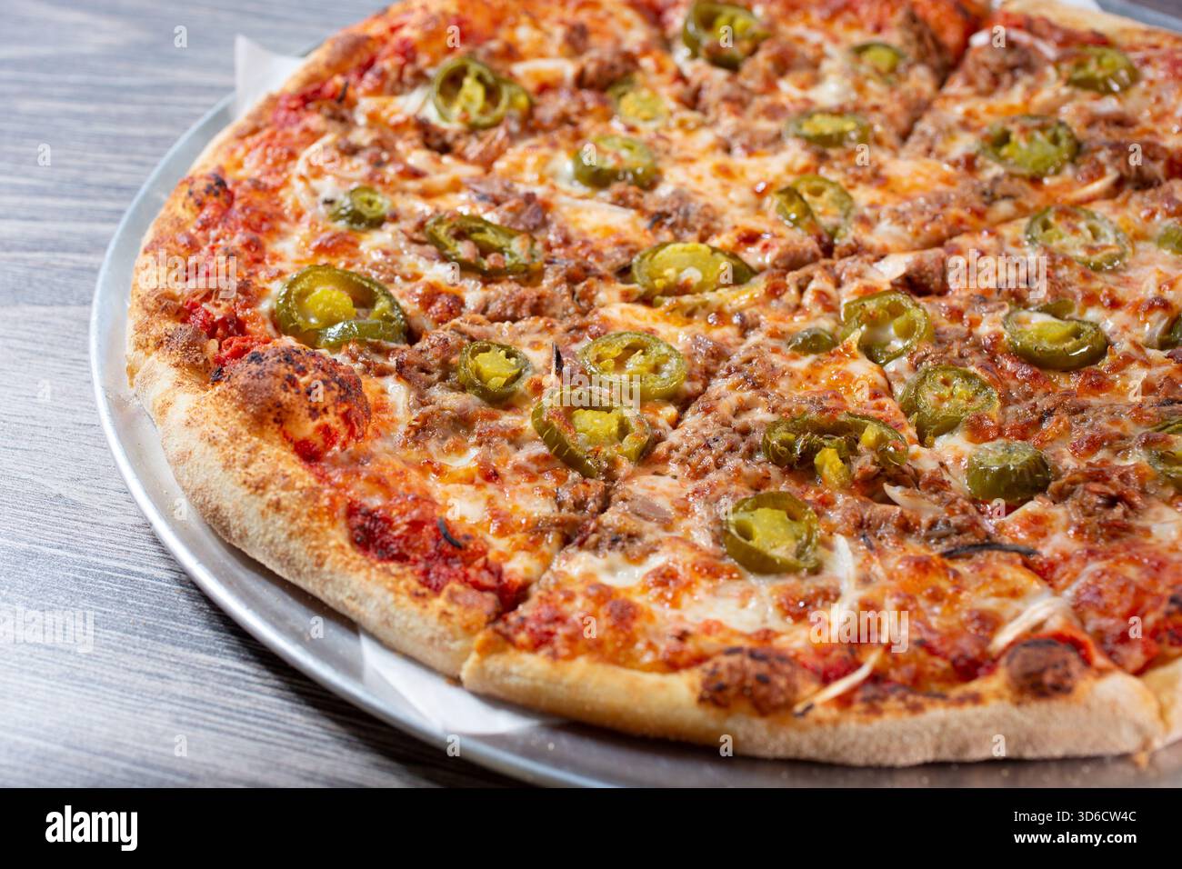 Una vista su una pizza di tonno e jalapeno. Foto Stock