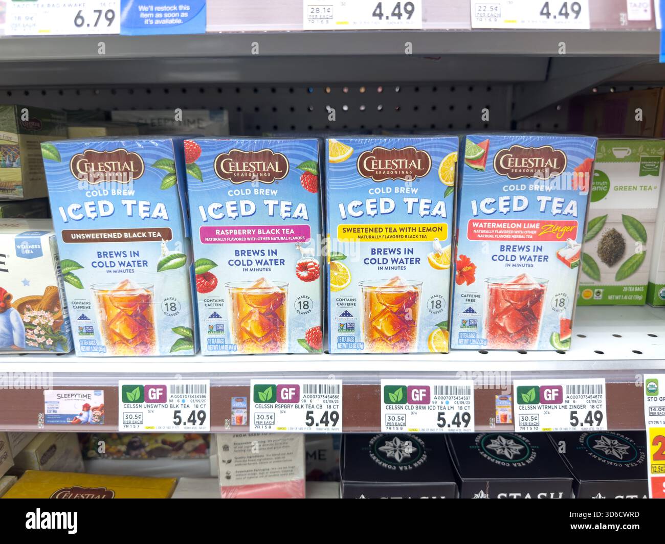 Los Angeles, California, Stati Uniti - 05-05-2023: Una vista di diversi pacchetti di bustine di tè freddo di Celestial Seasonings, presso il negozio. Foto Stock