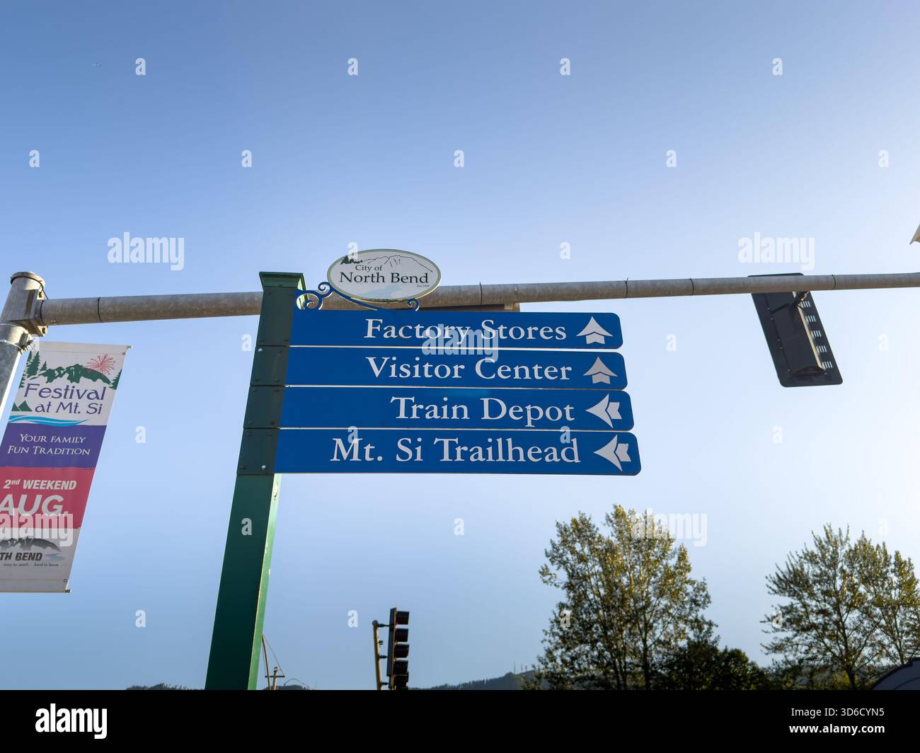 North Bend, Washington, Stati Uniti - 07-01-2023: Vista di un cartello direzionale per i punti di interesse. Foto Stock