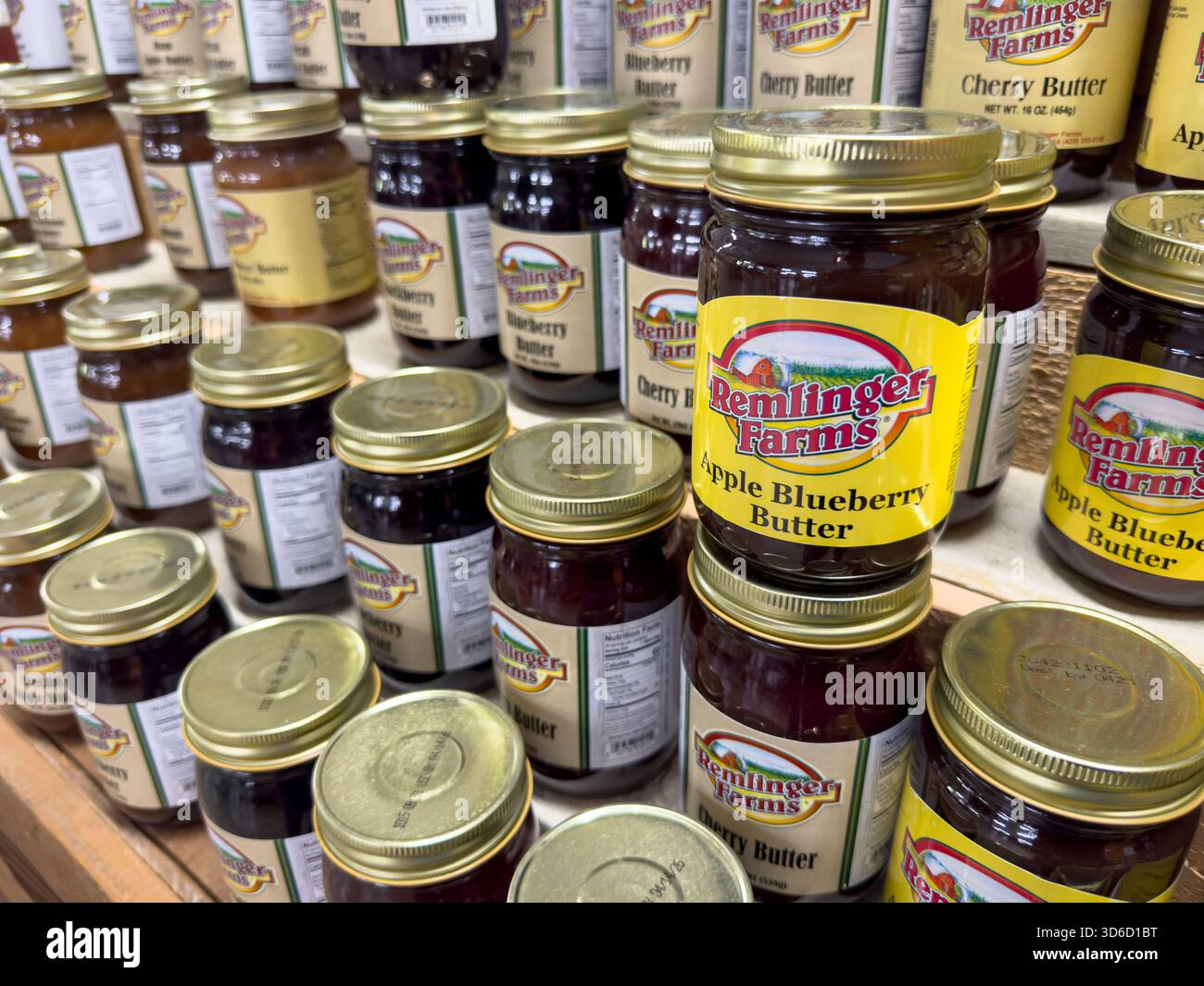Carnation, Washington, Stati Uniti - 07-01-2023: Una vista di diversi vasi di Remlinger Farms Fruit Butter. Foto Stock