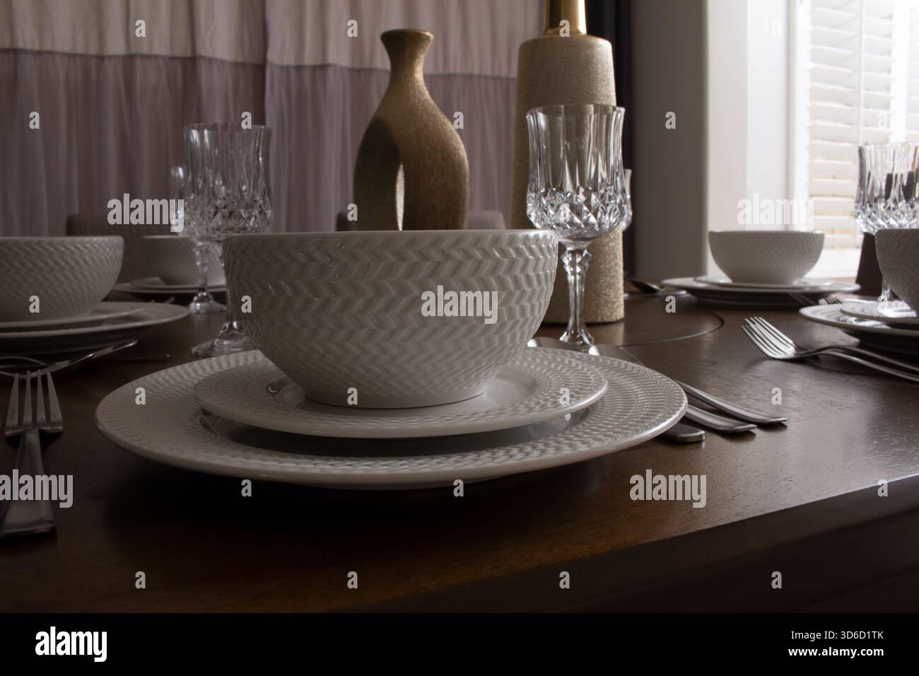 Vista su un tavolo da pranzo in stile casalingo con posti a sedere. Foto Stock
