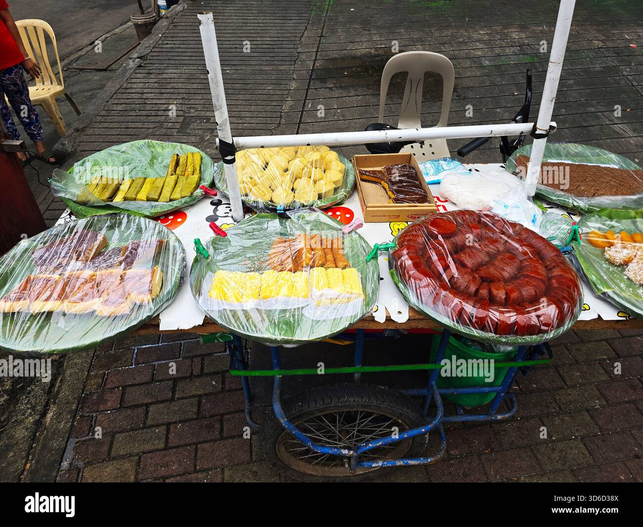 Dolci tradizionali filippini venduti in strada a Quezon City, Metro Manila. - Immagine stock catturata con smartphone
