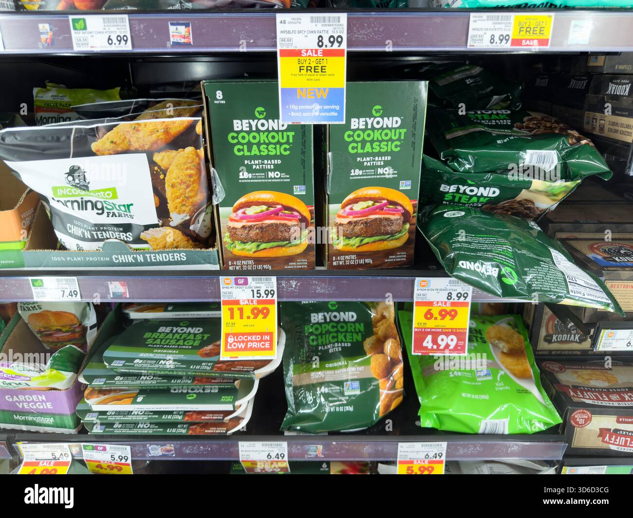Los Angeles, California, Stati Uniti - 05-05-2023: Una vista di diversi pacchetti di prodotti di carne Beyond, in mostra in un negozio di alimentari locale. Foto Stock