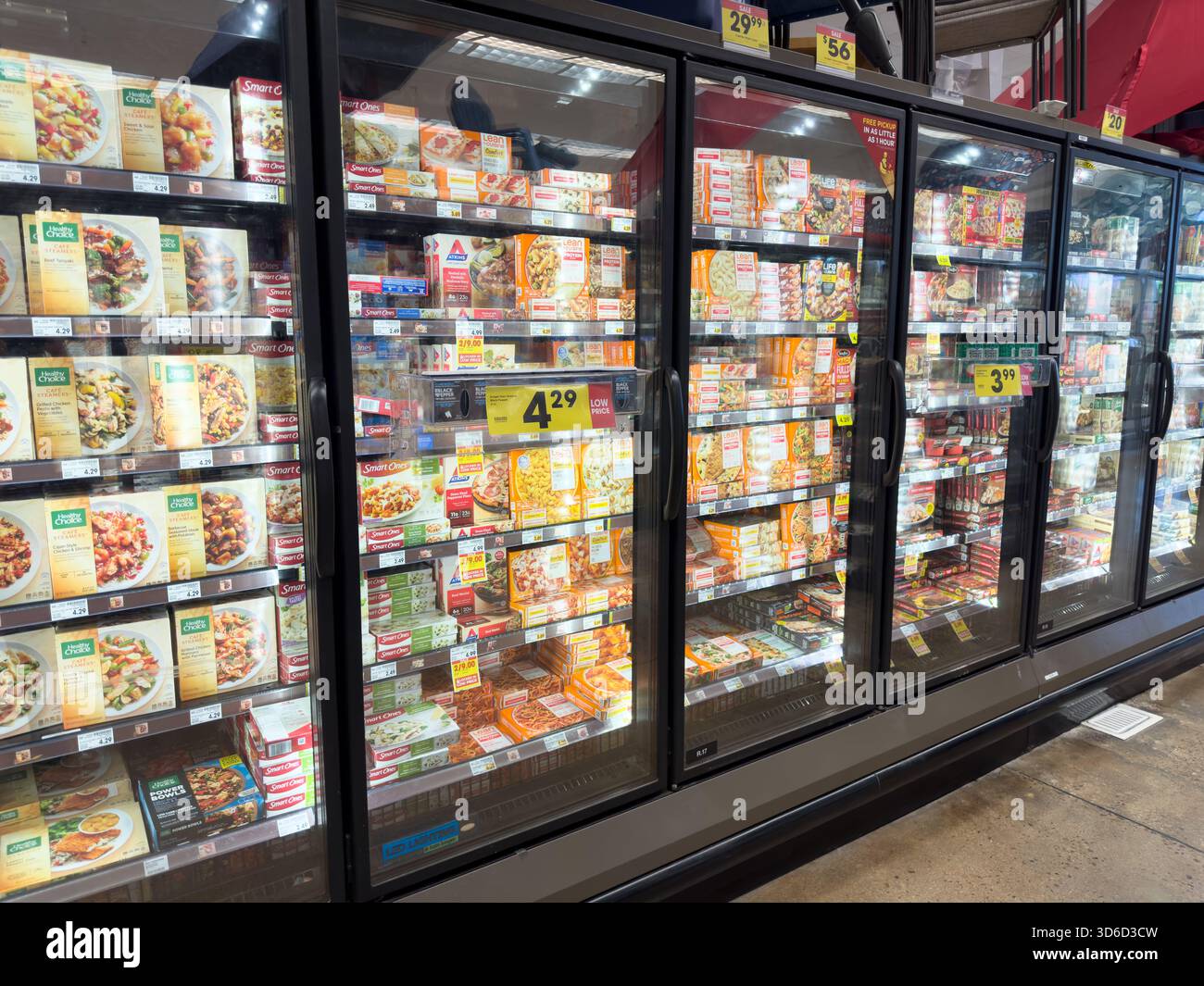 Los Angeles, California, Stati Uniti - 05-05-2023: Una vista della sezione della cena congelata di un negozio di alimentari. Foto Stock