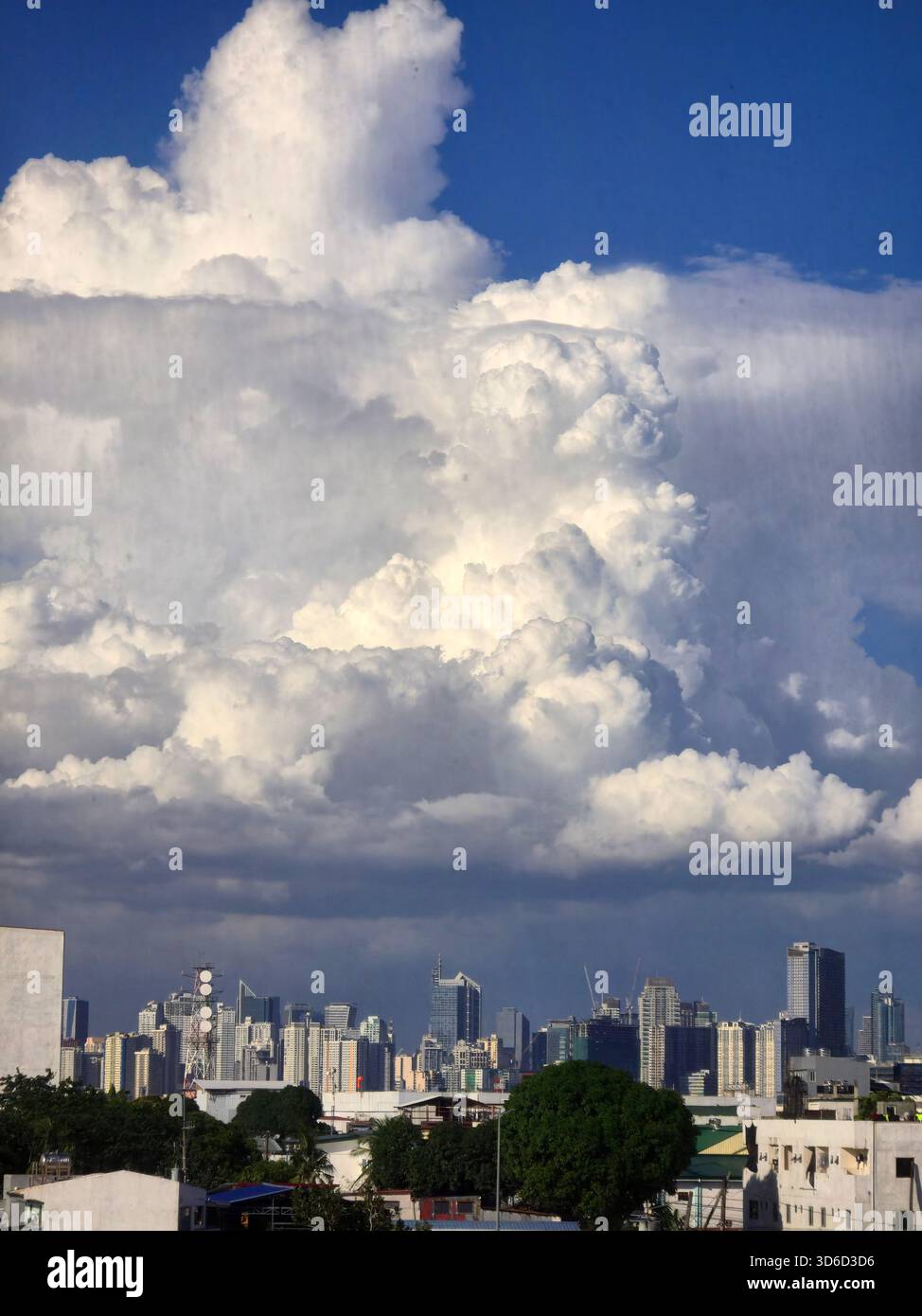 Una minacciosa nuvola sopra il moderno skyline di Manila, Filippine. - Immagine stock catturata con smartphone