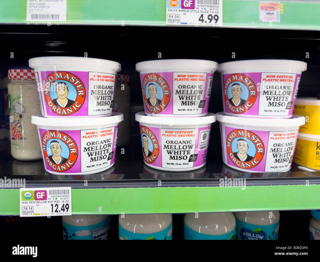 Los Angeles, California, Stati Uniti - 05-05-2023: Una vista di diversi contenitori di Miso Master mellow miso bianco, presso il negozio. Foto Stock