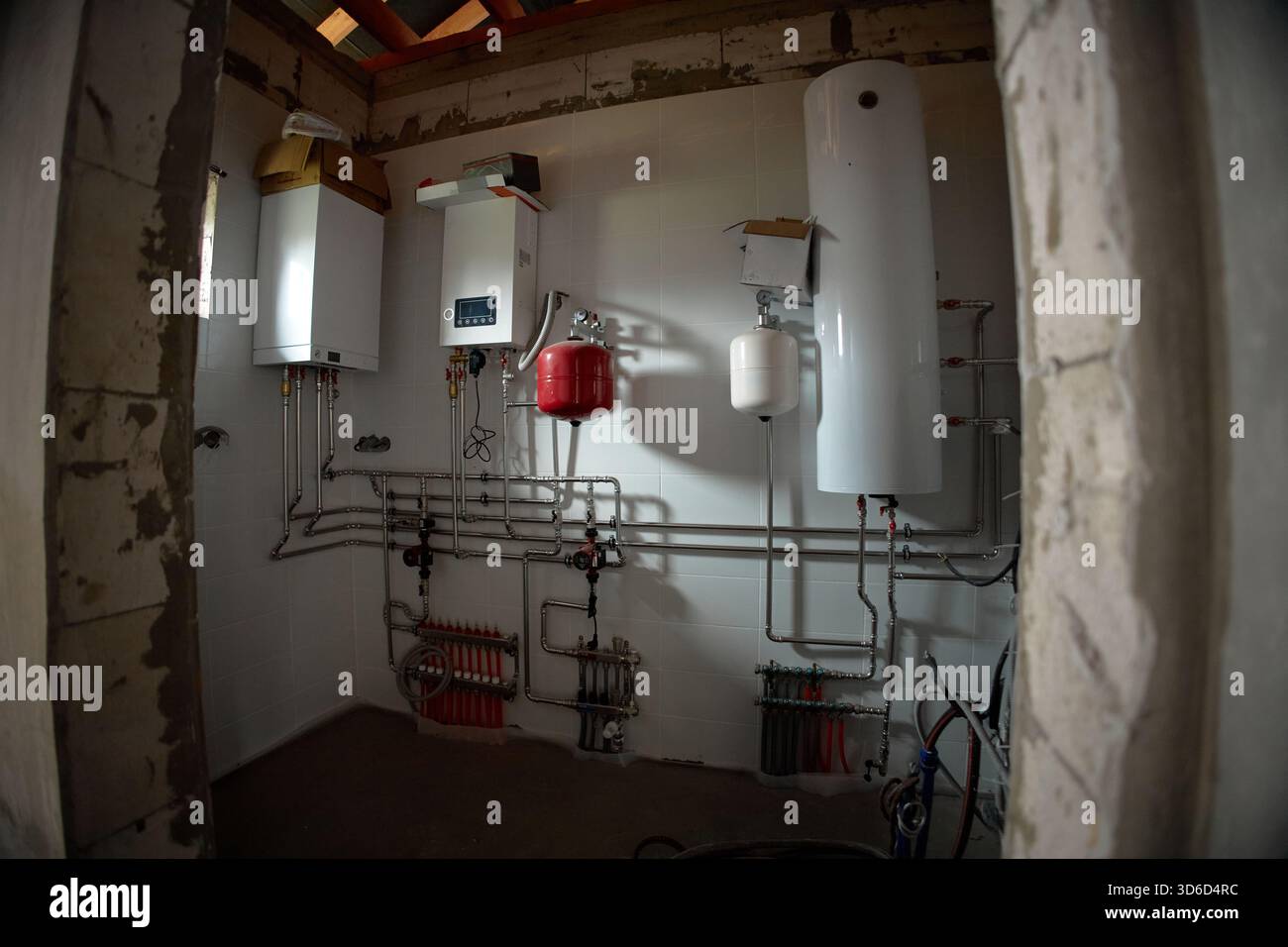 Moderna sala caldaie con scaldabagno e serbatoi di espansione pressurizzati Foto Stock