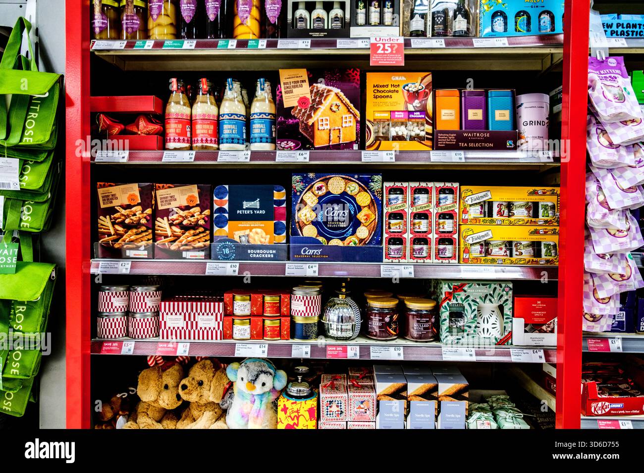 Londra Regno Unito, 17 novembre 2025, selezione di snack natalizi e regali stagionali Foto Stock