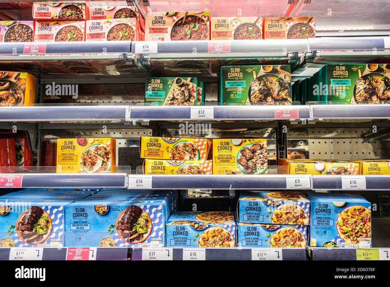 Londra Regno Unito, 19 novembre 2025, Selezione di pasti pronti per il supermercato a cottura lenta per famiglie Foto Stock
