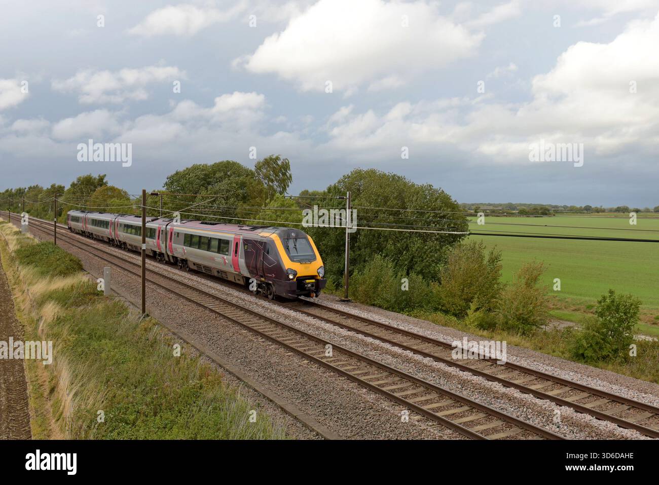 Cross Country Trains Voyager sulla East Coast Main Line a Ryther, Nr Selby, Yorkshire, settembre 2025 Foto Stock