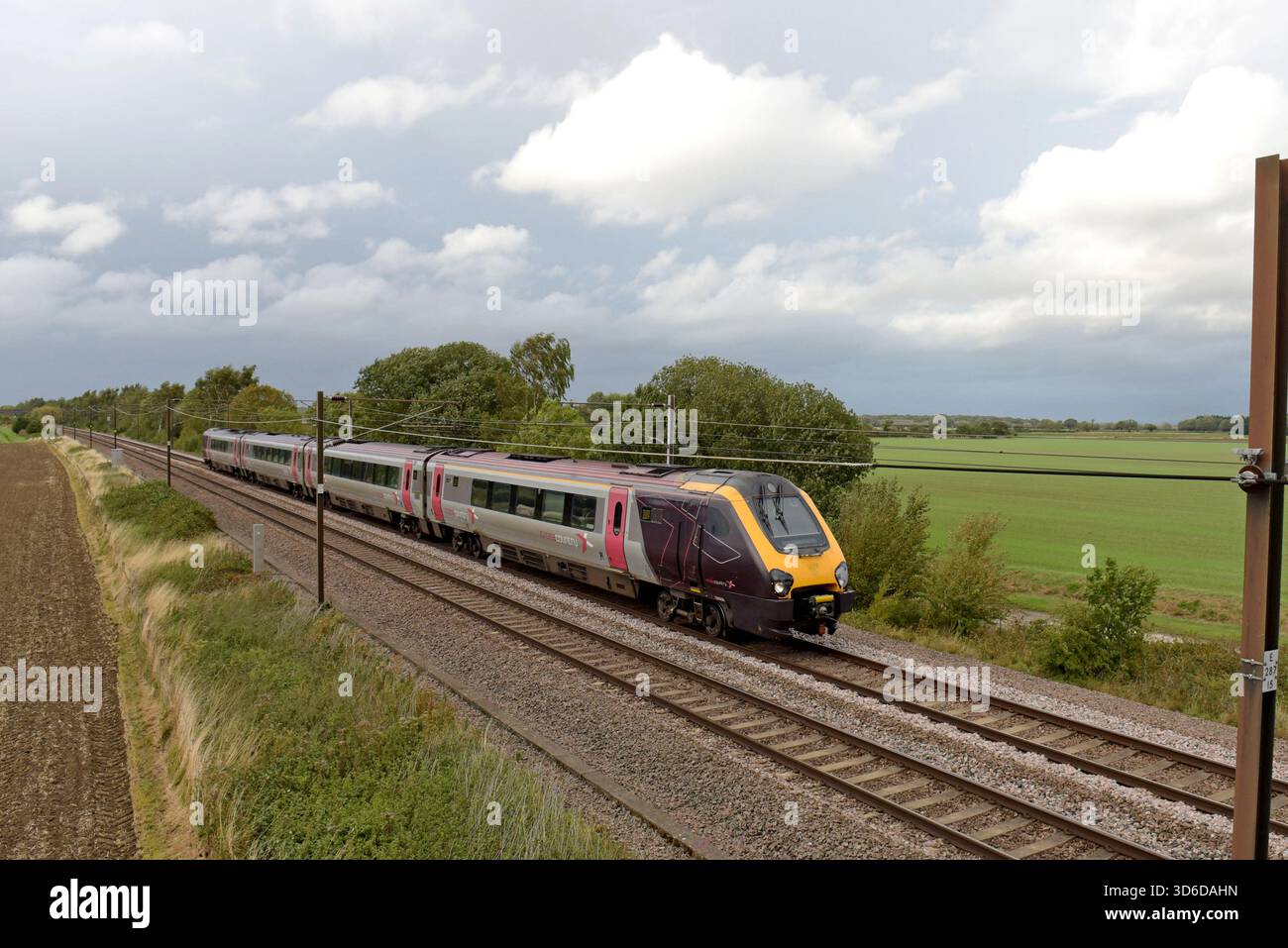 Cross Country Trains Voyager sulla East Coast Main Line a Ryther, Nr Selby, Yorkshire, settembre 2025 Foto Stock