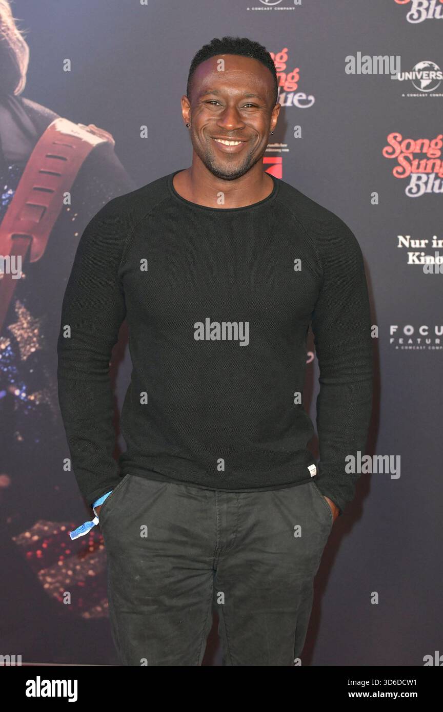 Jerry Kwarteng bei der Europapremiere des Kinofilms 'Song Sung Blue' im Zoo Palast. Berlino, 19.11.2025 Foto Stock