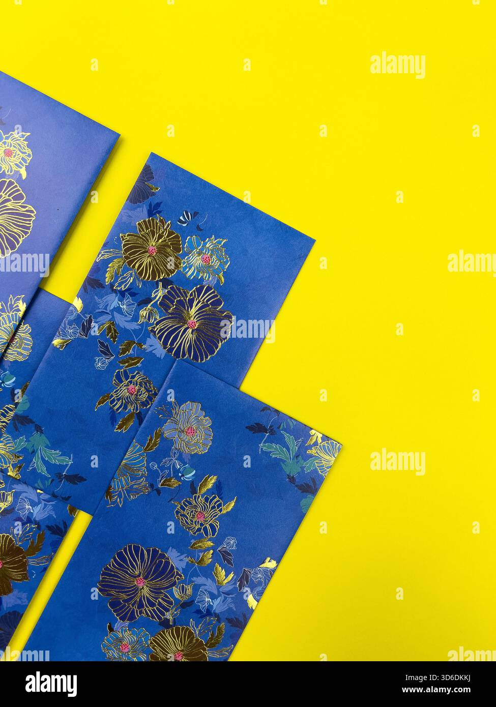 Una collezione di buste di carta decorate (probabilmente ang pao o basate sullo stile di design del contesto) per la celebrazione di Eid al-Fitr nella religione islamica Foto Stock