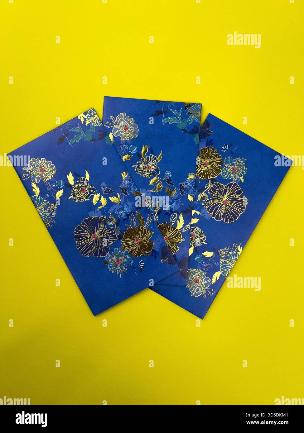 Una collezione di buste di carta decorate (probabilmente ang pao o basate sullo stile di design del contesto) per la celebrazione di Eid al-Fitr nella religione islamica Foto Stock