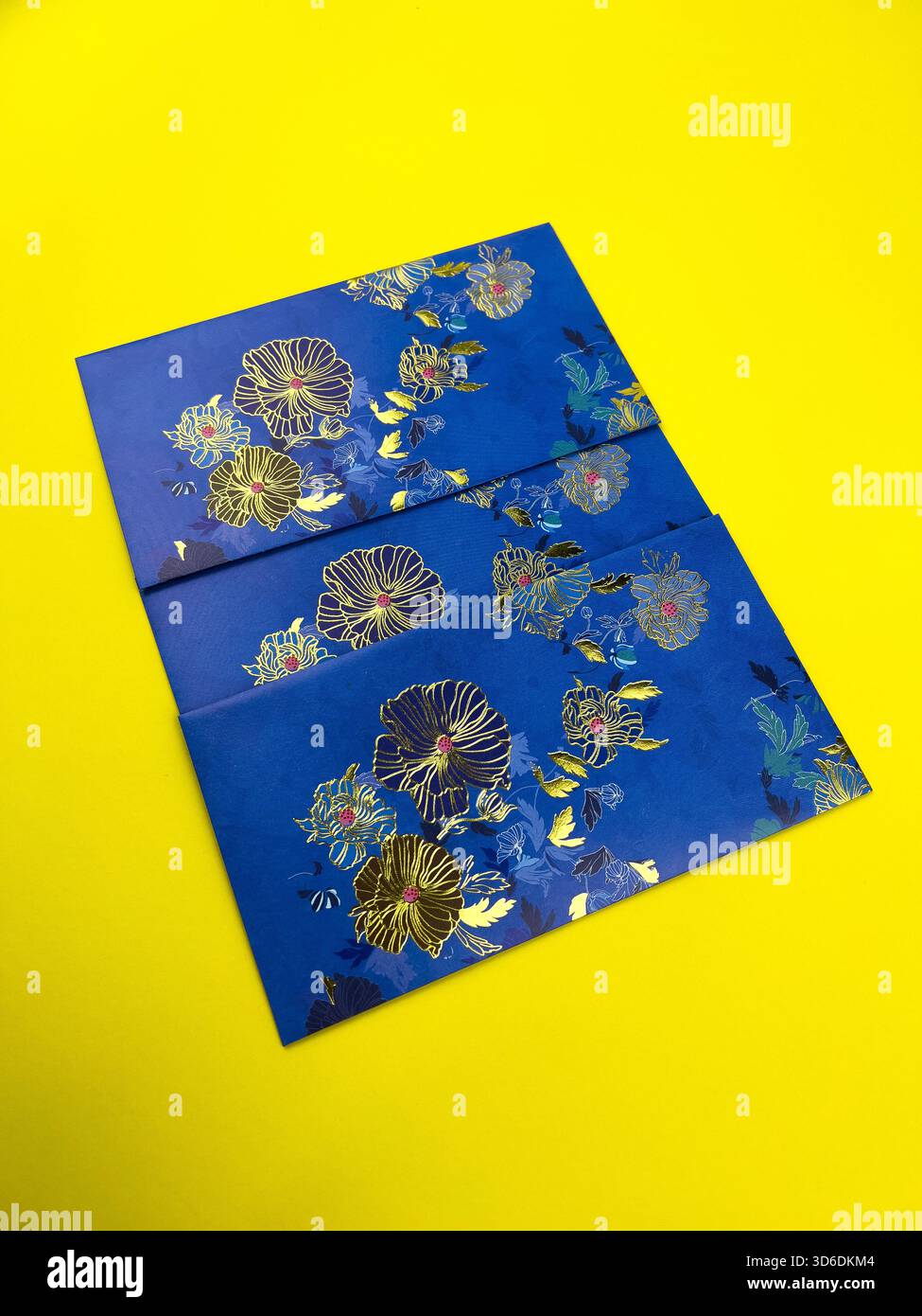 Una collezione di buste di carta decorate (probabilmente ang pao o basate sullo stile di design del contesto) per la celebrazione di Eid al-Fitr nella religione islamica Foto Stock