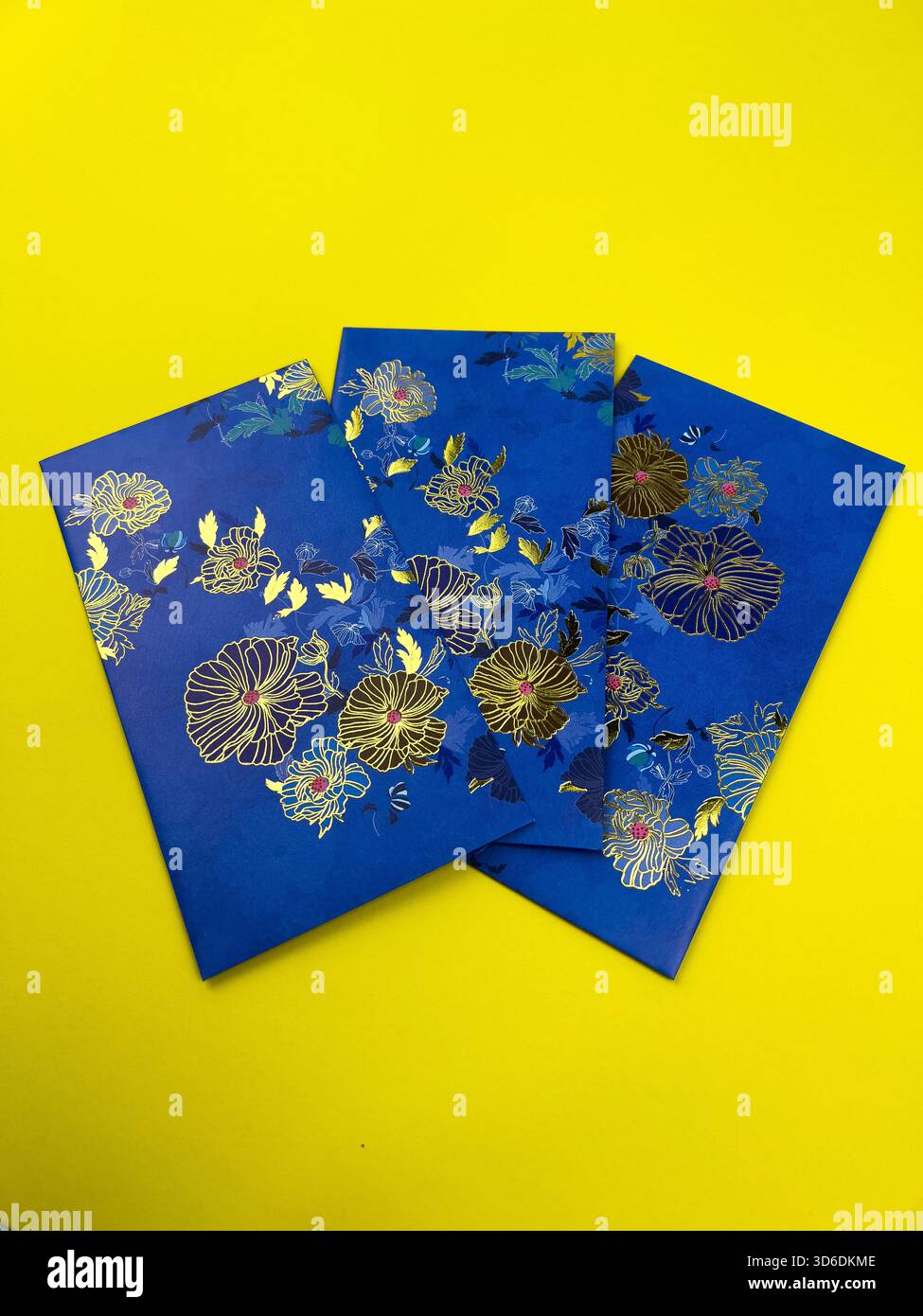 Una collezione di buste di carta decorate (probabilmente ang pao o basate sullo stile di design del contesto) per la celebrazione di Eid al-Fitr nella religione islamica Foto Stock