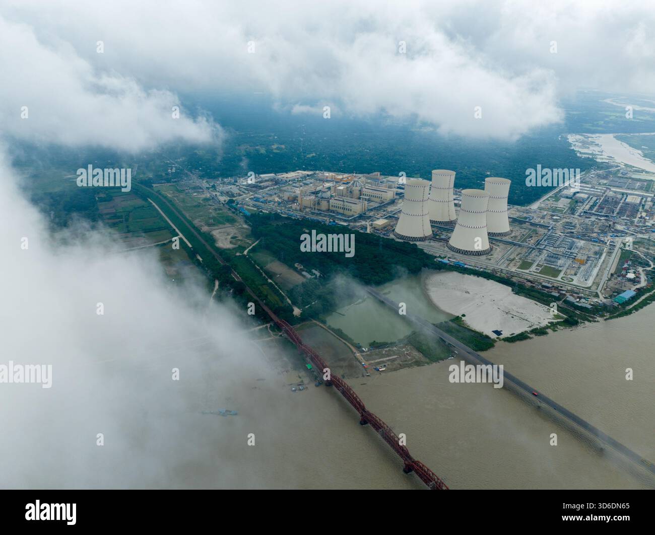 Veduta aerea delle torri di raffreddamento della centrale nucleare di Rooppur che emergono attraverso la nebbia vorticosa, Ruppur, Rajshahi Division, Bangladesh. Foto Stock