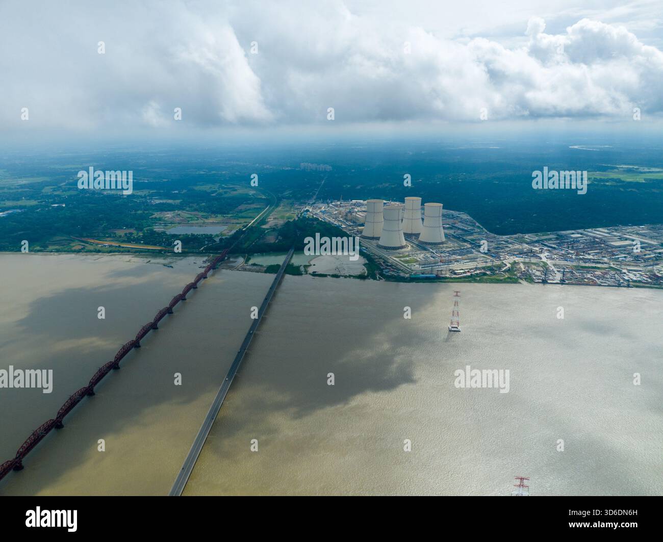 Vista aerea degli imponenti reattori della centrale nucleare di Rooppur che gettano ombre sulle acque torbide, Ruppur, Rajshahi Division, Bangladesh. Foto Stock