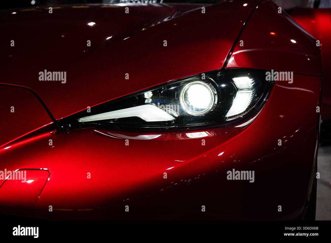 Zurich Auto Show, Svizzera, 31 ottobre 2025. Foto ravvicinata del faro Mazda MX-5 o Miata al Salone dell'Auto di Zurigo. Primo piano, niente gente Foto Stock