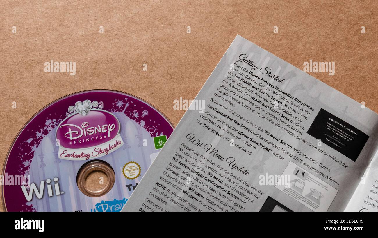 Disco Wii "Disney Princess: Enchanting Storybooks" con libretto di istruzioni, isolato su sfondo chiaro e liscio. Foto Stock