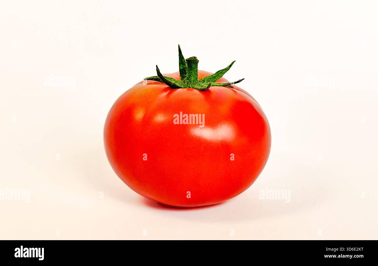 Pomodoro rosso rotondo su sfondo bianco. Isolare Foto Stock