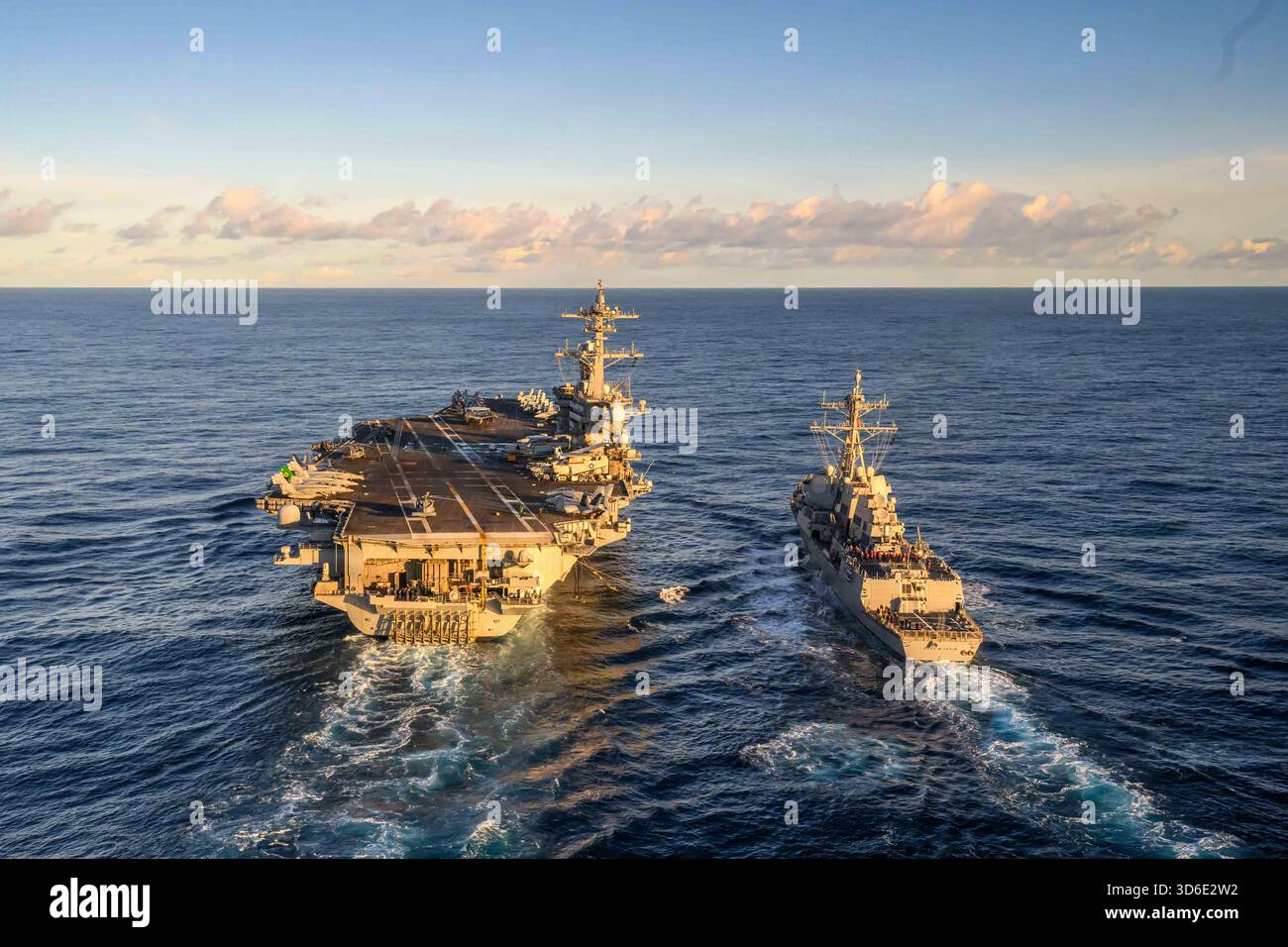 OCEANO PACIFICO (16 novembre 2025) – portaerei classe Nimitz USS Theodore Roosevelt (CVN) 71, a sinistra, e il missile guidato classe Arleigh Burke des Foto Stock