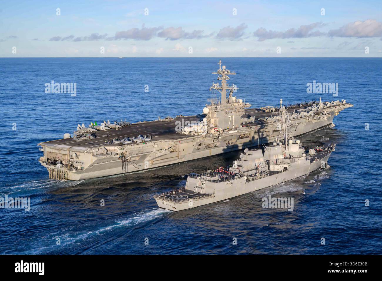 OCEANO PACIFICO (16 novembre 2025) – portaerei classe Nimitz USS Theodore Roosevelt (CVN) 71, a sinistra, e il missile guidato classe Arleigh Burke des Foto Stock