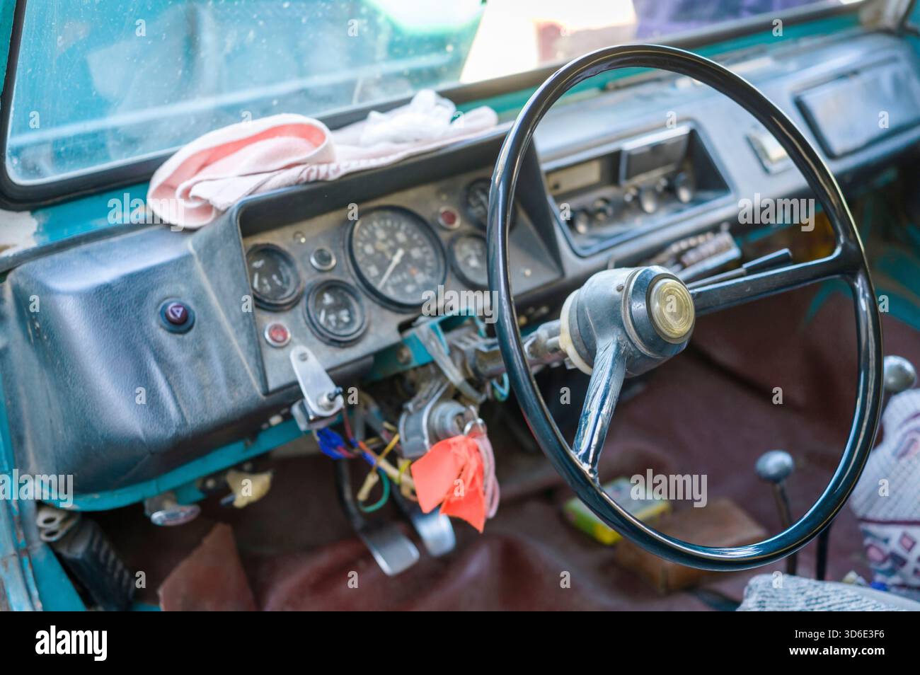 una chiave di accensione di una vecchia auto senza sterzo, nessuna persona Foto Stock