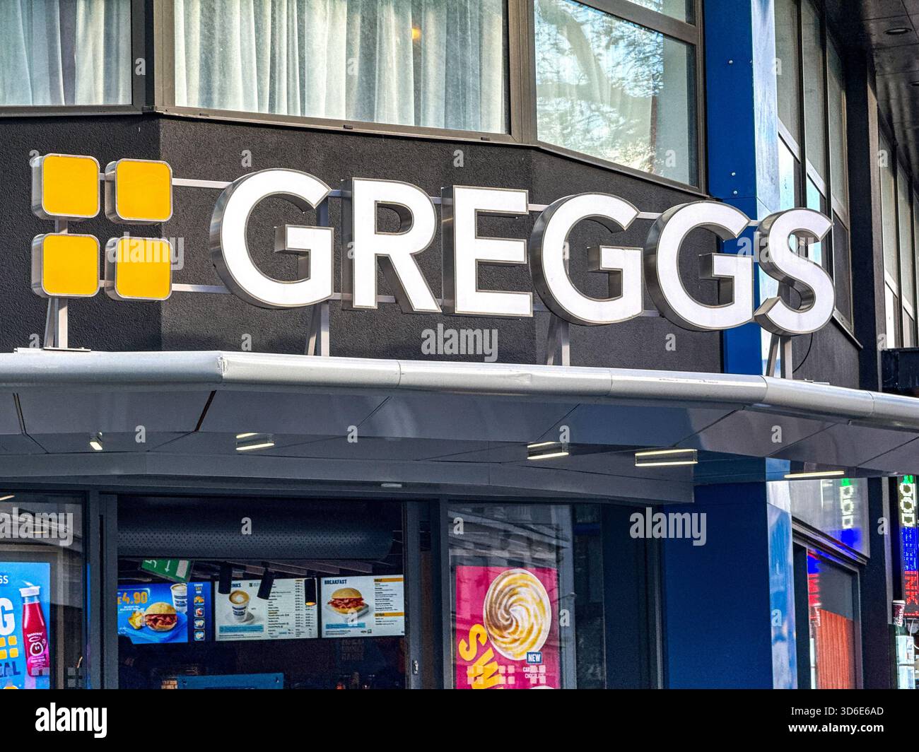 Londra, Inghilterra, Regno Unito - 25 ottobre 2025: Ingresso alla filiale di Greggs in Leicester Square nel centro di Londra - Immagine stock catturata con smartphone