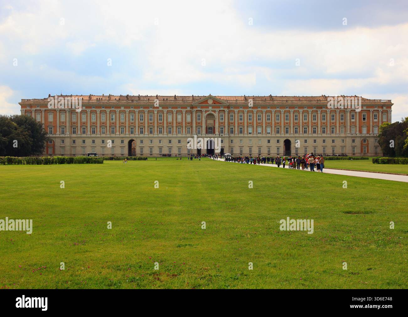 Vista dal lato del parco, la Reggia di Caserta, il Palazzo reale di Caserta, la Reggia di Caserta, uno dei palazzi più grandi d'Europa, patrimonio mondiale dell'UNESCO Foto Stock