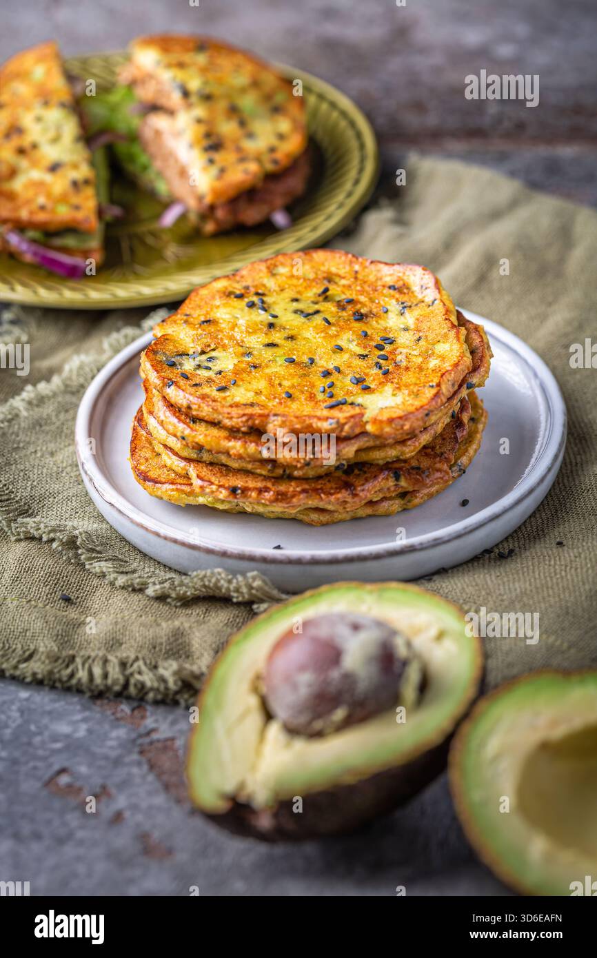 Pane piatto all'avocado senza glutine, con verdure e formaggio spalmabile, saporiti pancake all'avocado Foto Stock