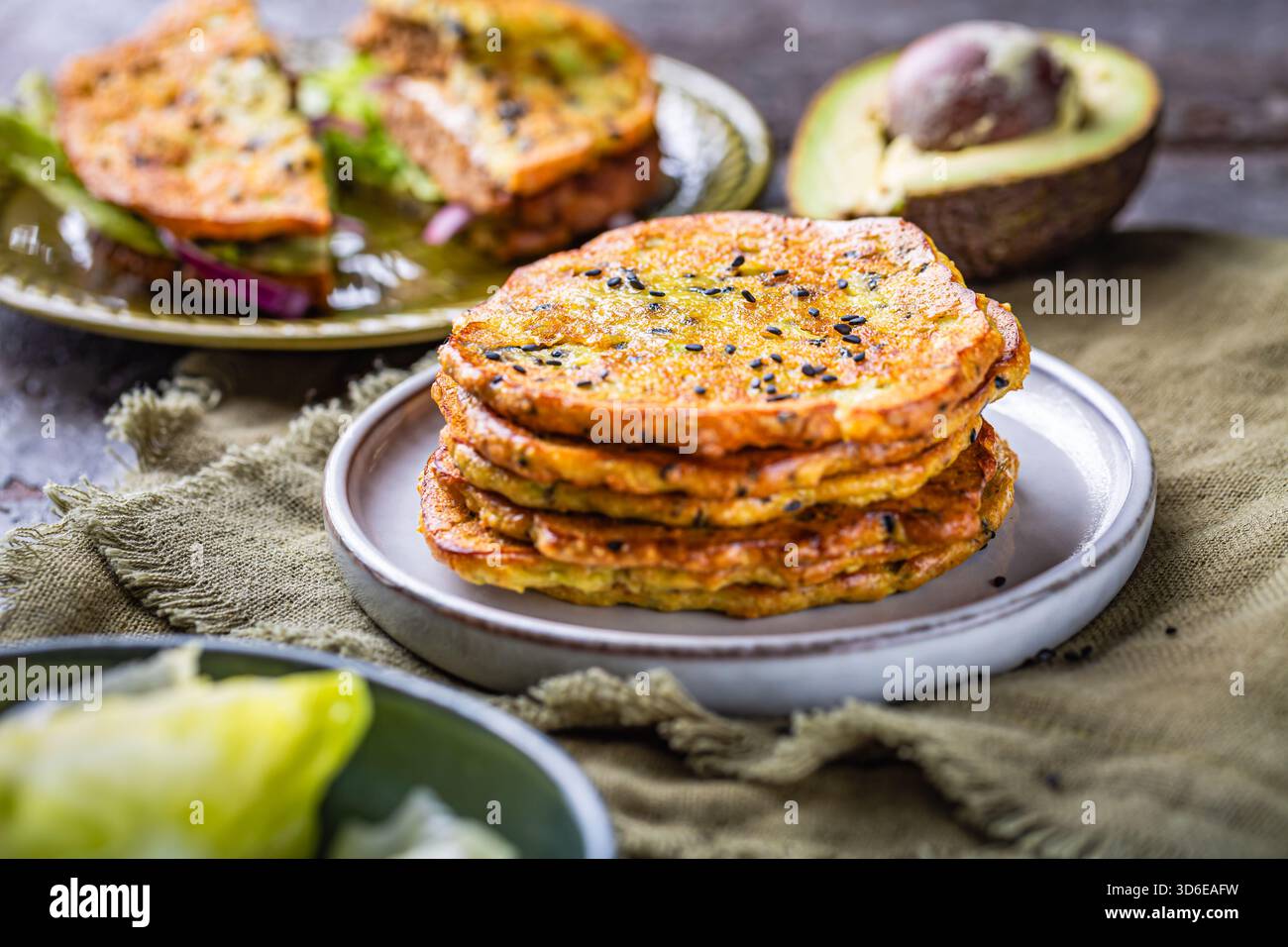 Pane piatto all'avocado senza glutine, con verdure e formaggio spalmabile, saporiti pancake all'avocado Foto Stock