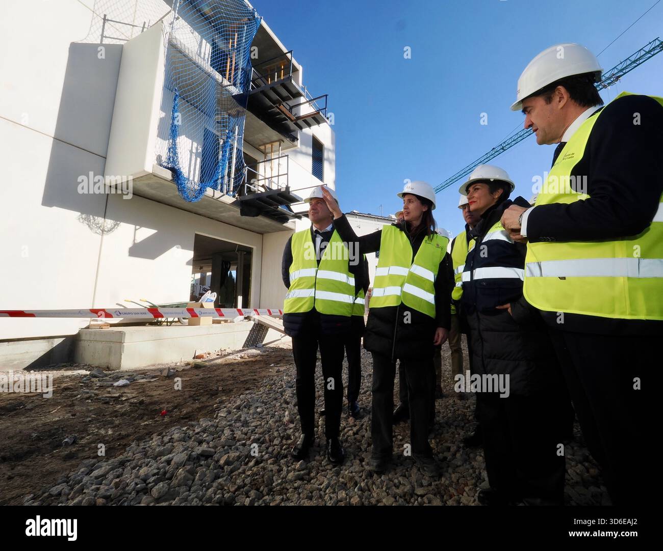 The Minister of Housing and Urban Agenda, Isabel Rodríguez (2r), accompanied by the Minister of Public Works and the Environment, Juan Carlos Suárez-Quiñones (r), visit the construction site of a housing development, as of November 20, 2025, in Valladolid, Castilla y León (Spain). The project consists of 170 affordable housing units co-financed by the government under the Affordable Rental Housing Plan (PVAA). NOVEMBER 20;2025 Europa Press 11/20/2025 (Europa Press via AP) Foto Stock