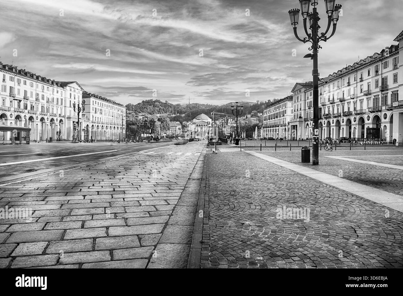 TORINO, ITALIA - 11 NOVEMBRE 2024: Vuota Piazza Vittorio Veneto con strade ed edifici nella città di Torino, Italia Foto Stock