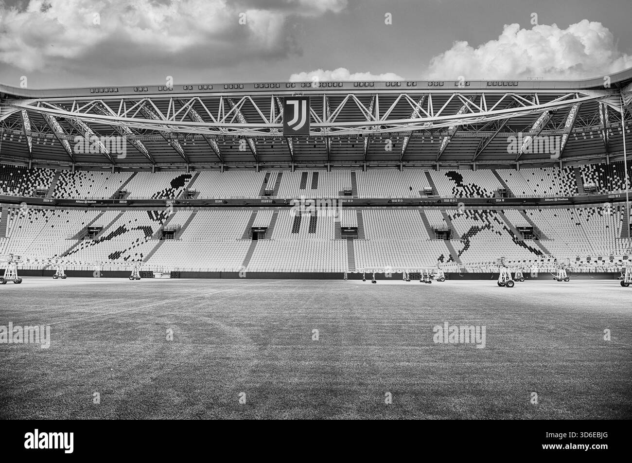 TORINO, ITALIA - 12 NOVEMBRE 2024: Veduta panoramica del campo di gioco della Juventus Football Club allo stadio Allianz di Torino Foto Stock