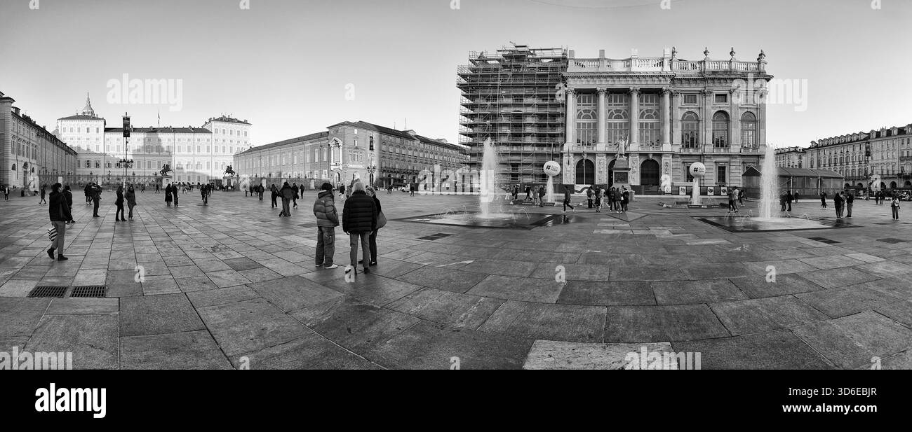 TORINO, ITALIA - 11 NOVEMBRE 2024: I turisti camminano in piazza Castello con Palazzo reale e Teatro Regio di Torino Foto Stock