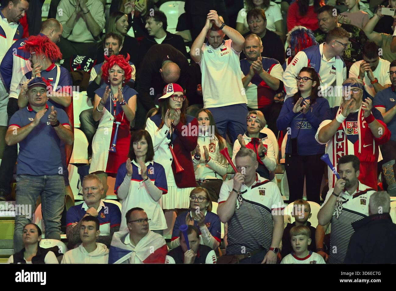 Tifosi cechi durante i quarti di finale di Coppa Davis tra lo spagnolo Pablo Carreno busta e Jakub Mensik cecoslovacco al Supertennis Arena - BolognaFiere il 20 novembre 2025 a Bologna Foto Stock