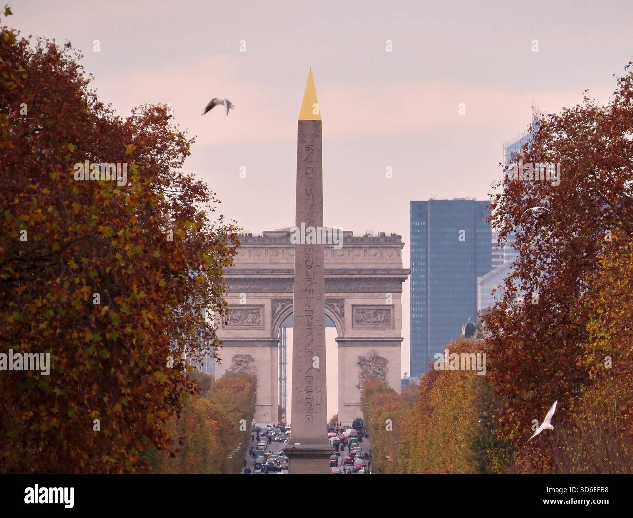 Parigi, Francia – 12 novembre 2025: Axe Historique, partendo dal Museo del Louvre, passando attraverso il Giardino delle Tuileries e Place de la Concorde con Foto Stock