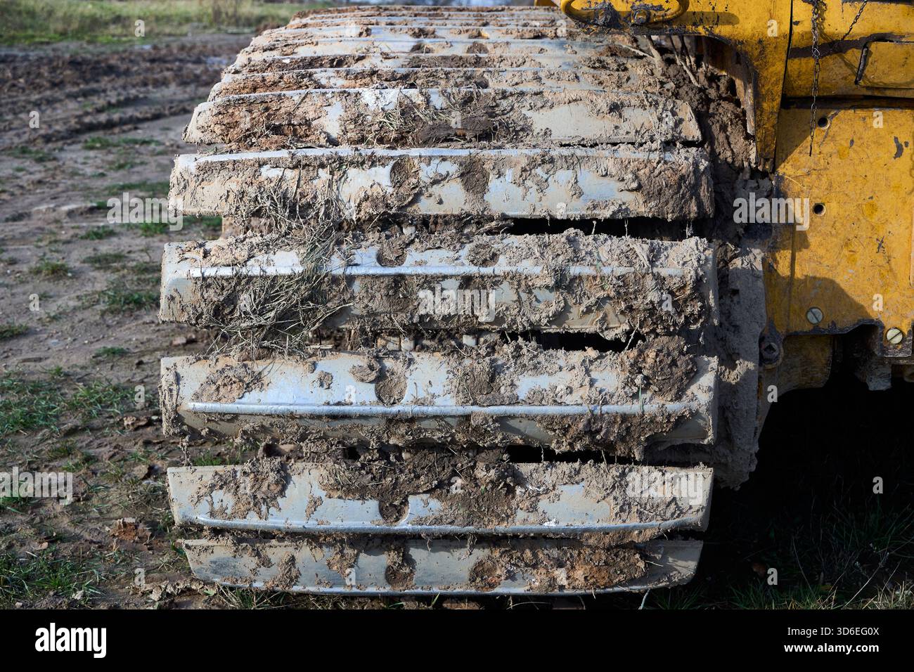 Foto ravvicinata del cingolo bulldozer del trattore cingolato. Dettagli dei bulldozer cingolati industriali pesanti Foto Stock