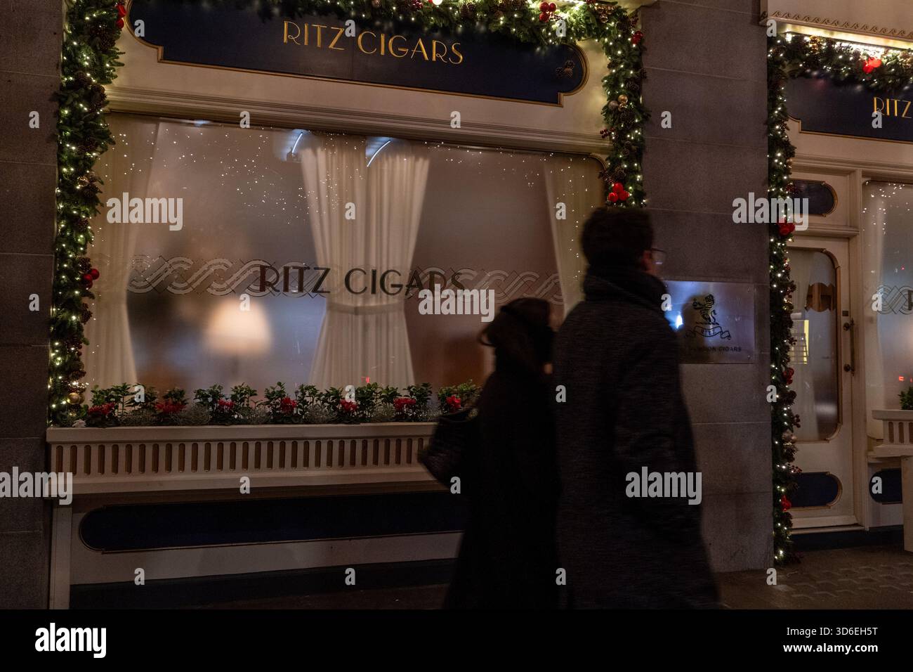 Luci natalizie presso il negozio di sigari del Ritz Hotel nel West End di Londra, Inghilterra, Regno Unito Foto Stock